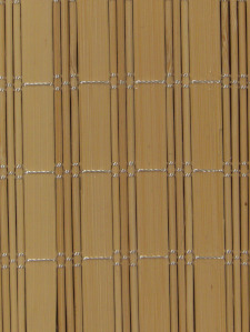Neošetřený bambusový obklad. V pletení lze vidět mezeru přibližně 0,5mm, provětrává, není-li lepen na zeď.
