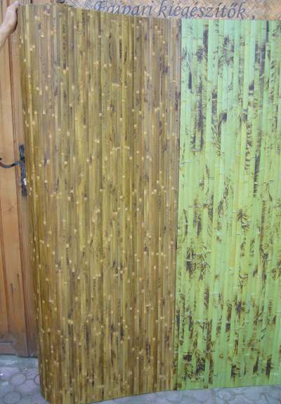 Zelený a hnědý obklad, výplň dveří z kůry bambusu