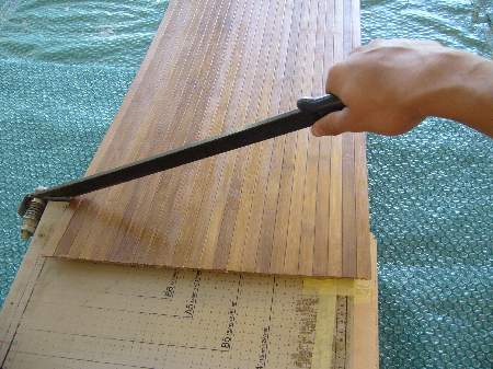 řezání bambusového materiálu lepeného na textil